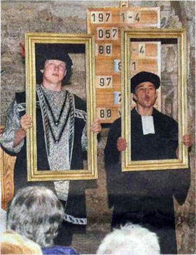 Im Bild: die Theatergruppe des Gymnasiums erinnerte an Stiftsinspektor Seiler.